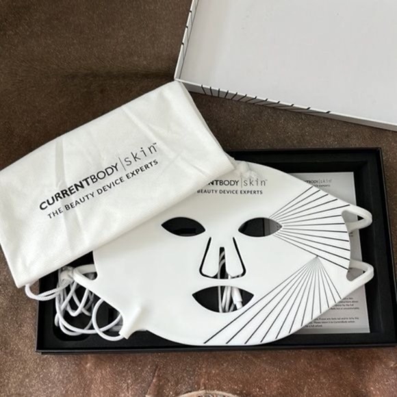 CurrentBody Skin LED Light Therapy Face Mask The world’s most powerful anti-agin - Picture 4 of 16